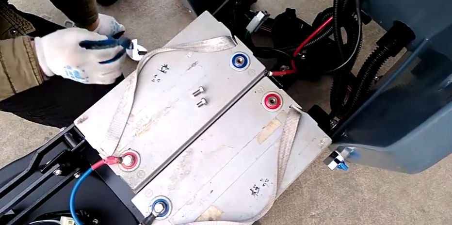 旭潔洗地機(jī):怎么樣維護(hù)電瓶式洗地機(jī)的電瓶?