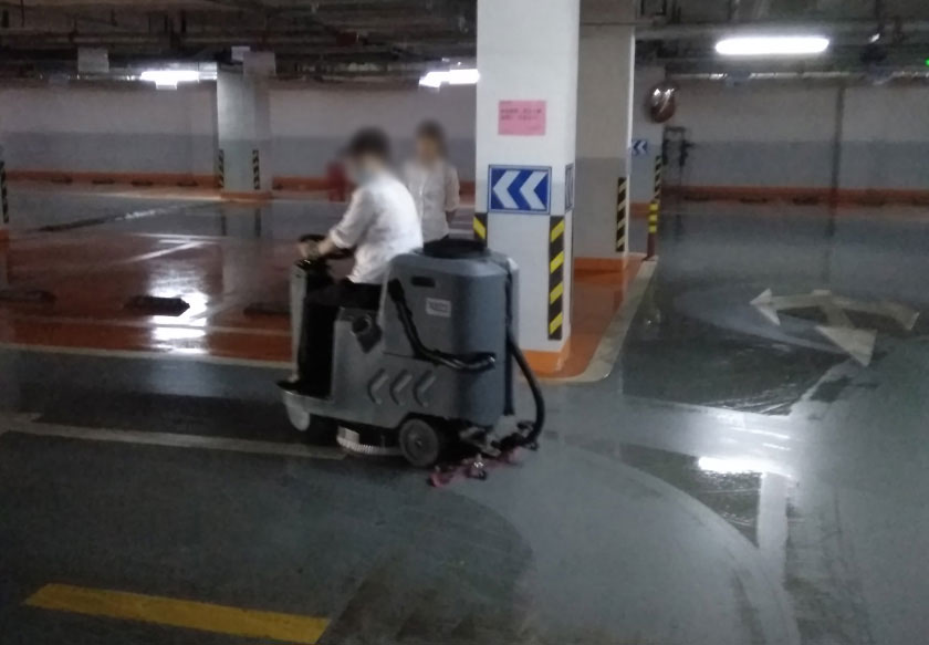 地下停車場(chǎng)駕駛式洗地機(jī)-旭潔全自動(dòng)洗地機(jī)