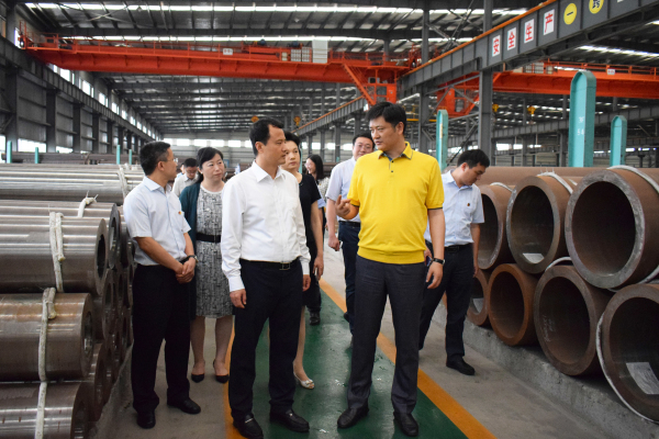 6月22日，團省委書記王偉一行來到江都區(qū)，專題調(diào)研我區(qū)企業(yè)家創(chuàng)新創(chuàng)業(yè)情況。區(qū)委副書記、區(qū)政協(xié)主席曾慶玲等陪同調(diào)研。當(dāng)天下午，王偉一行來到龍川鋼管，受到了公司馬自強董事長的熱情接待。   △馬董事長向王偉書記一行介紹公司產(chǎn)品   在馬董事長的陪同下，王偉一行實地參觀了美鋼管業(yè)物流中心、六分廠大口徑高合金無縫鋼管生產(chǎn)線，了解了公司發(fā)展歷程、企業(yè)規(guī)模、產(chǎn)品結(jié)構(gòu)及在創(chuàng)新創(chuàng)業(yè)方面取得的成果，向馬董事長征求了對共青團服務(wù)青年創(chuàng)新創(chuàng)業(yè)工作的意見和建議，勉勵企業(yè)家搶抓新一輪產(chǎn)業(yè)變革的機遇，銳意創(chuàng)新、潛心實干，進(jìn)一步做大做強，并要求各級團組織更好地服務(wù)企業(yè)家，助力企業(yè)轉(zhuǎn)型升級。  △王偉書記一行參觀六分廠大口徑高合金無縫鋼管生產(chǎn)線