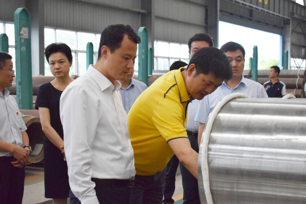 6月22日，團省委書記王偉一行來到江都區(qū)，專題調(diào)研我區(qū)企業(yè)家創(chuàng)新創(chuàng)業(yè)情況。區(qū)委副書記、區(qū)政協(xié)主席曾慶玲等陪同調(diào)研。當(dāng)天下午，王偉一行來到龍川鋼管，受到了公司馬自強董事長的熱情接待。   △馬董事長向王偉書記一行介紹公司產(chǎn)品   在馬董事長的陪同下，王偉一行實地參觀了美鋼管業(yè)物流中心、六分廠大口徑高合金無縫鋼管生產(chǎn)線，了解了公司發(fā)展歷程、企業(yè)規(guī)模、產(chǎn)品結(jié)構(gòu)及在創(chuàng)新創(chuàng)業(yè)方面取得的成果，向馬董事長征求了對共青團服務(wù)青年創(chuàng)新創(chuàng)業(yè)工作的意見和建議，勉勵企業(yè)家搶抓新一輪產(chǎn)業(yè)變革的機遇，銳意創(chuàng)新、潛心實干，進(jìn)一步做大做強，并要求各級團組織更好地服務(wù)企業(yè)家，助力企業(yè)轉(zhuǎn)型升級。  △王偉書記一行參觀六分廠大口徑高合金無縫鋼管生產(chǎn)線