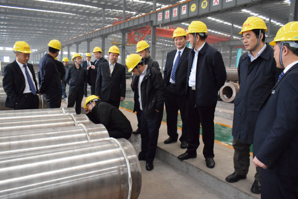 11月19日上午，公司超（超）臨界火電機(jī)組用P92大口徑無(wú)縫鋼管新產(chǎn)品技術(shù)鑒定會(huì)在開(kāi)發(fā)大廈隆重召開(kāi)。本次會(huì)議由工程公司和中國(guó)機(jī)械工業(yè)聯(lián)合會(huì)聯(lián)合主辦，來(lái)自鋼鐵研究總院、西安熱工研究院、蘇州熱工研究院、五大電力集團(tuán)及三大鍋的15位專家組成鑒定委員會(huì)。江都區(qū)委常委、副區(qū)長(zhǎng)姜熔，公司董事長(zhǎng)馬自強(qiáng)及公司總部領(lǐng)導(dǎo)成員參加了會(huì)議。         會(huì)議由中國(guó)機(jī)械工業(yè)聯(lián)合會(huì)張科主任主持，公司馬自強(qiáng)董事長(zhǎng)致歡迎詞。會(huì)上，馬總對(duì)龍川鋼管的發(fā)展歷程、轉(zhuǎn)型升級(jí)及新產(chǎn)品開(kāi)發(fā)等方面作了簡(jiǎn)要介紹。姜熔區(qū)長(zhǎng)對(duì)龍川鋼管的發(fā)展成果及對(duì)區(qū)域經(jīng)濟(jì)的貢獻(xiàn)表示高度贊賞及肯定。尤總就龍川鋼管P92大口徑無(wú)縫鋼管的研制開(kāi)發(fā)情況作了詳細(xì)匯報(bào)。國(guó)家材料測(cè)試中心、西安熱工院及東鍋的代表專家對(duì)P92評(píng)定試驗(yàn)情況作了簡(jiǎn)要介紹，試驗(yàn)結(jié)果表明，龍川鋼管生產(chǎn)的P92鋼管各項(xiàng)性能指標(biāo)均符合相關(guān)標(biāo)準(zhǔn)要求。                    隨后，專家組前往公司生產(chǎn)現(xiàn)場(chǎng)實(shí)地察看了P92樣管，參觀了美鋼物流中心、φ720大口徑無(wú)縫鋼管生產(chǎn)線和理化檢測(cè)中心。同時(shí)在檢測(cè)中心，專家組測(cè)試了樣管性能并出具了試驗(yàn)報(bào)告。  鑒定會(huì)上，委員會(huì)專家組聽(tīng)取了報(bào)告、審閱了鑒定材料、考察了生產(chǎn)現(xiàn)場(chǎng)及經(jīng)過(guò)現(xiàn)場(chǎng)質(zhì)詢答疑后，一致認(rèn)為龍川鋼管生產(chǎn)的P92鋼管性能及質(zhì)量已達(dá)到同類(lèi)產(chǎn)品國(guó)際先進(jìn)水平，P92新產(chǎn)品鑒定全票通過(guò)。  本次鑒定會(huì)在公司總部的直接領(lǐng)導(dǎo)下，在總經(jīng)辦、質(zhì)保系統(tǒng)、生產(chǎn)系統(tǒng)、美鋼等公司各部門(mén)的積極配合下取得圓滿成功。鑒定會(huì)的圓滿召開(kāi)，標(biāo)志著公司P92大口徑無(wú)縫鋼管的研發(fā)項(xiàng)目取得圓滿成功，為公司實(shí)現(xiàn)轉(zhuǎn)型升級(jí)的戰(zhàn)略目標(biāo)增添新動(dòng)力。